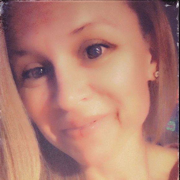 Meet your Posher, Monica - Picture 1 of 8